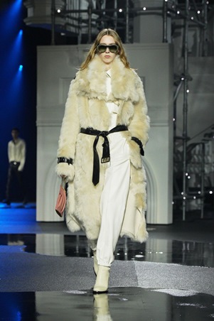 Burberry تكتب ليلها الخاص: لندن كخزانة تتحرّك بعد الغروب